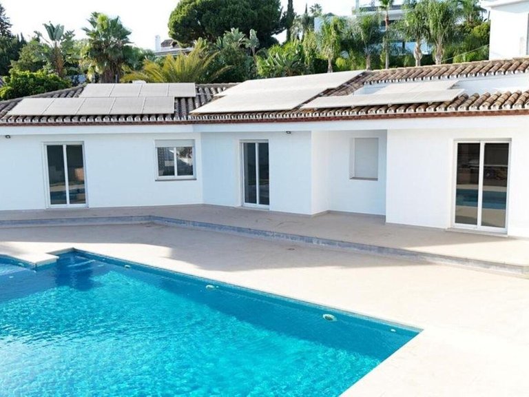 Villa for Sale in El Paraiso, Malaga 3