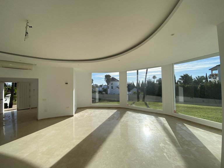 Villa for Sale in El Paraiso, Malaga 6