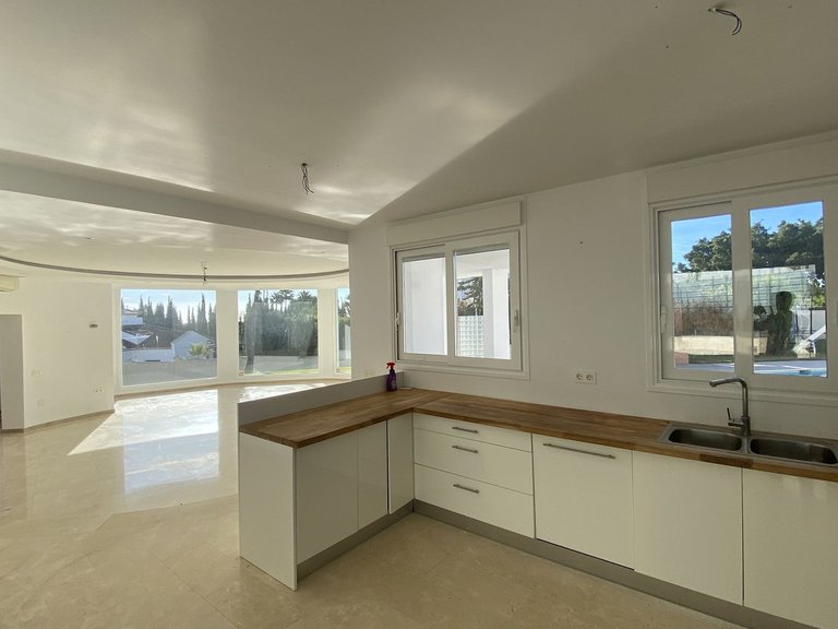 Villa for Sale in El Paraiso, Malaga 8