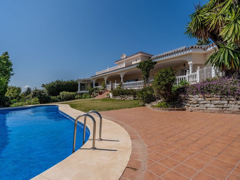 Villa for Sale in El Paraiso, Malaga 1