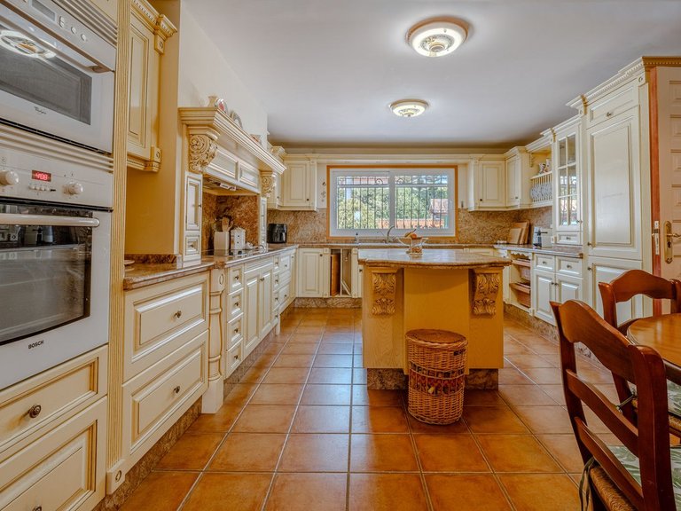 Villa for Sale in El Paraiso, Malaga 11
