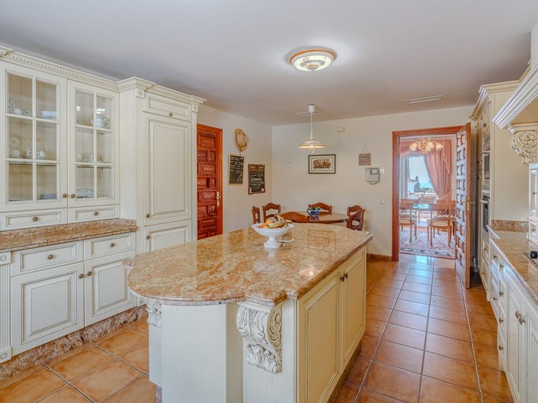Villa for Sale in El Paraiso, Malaga 12