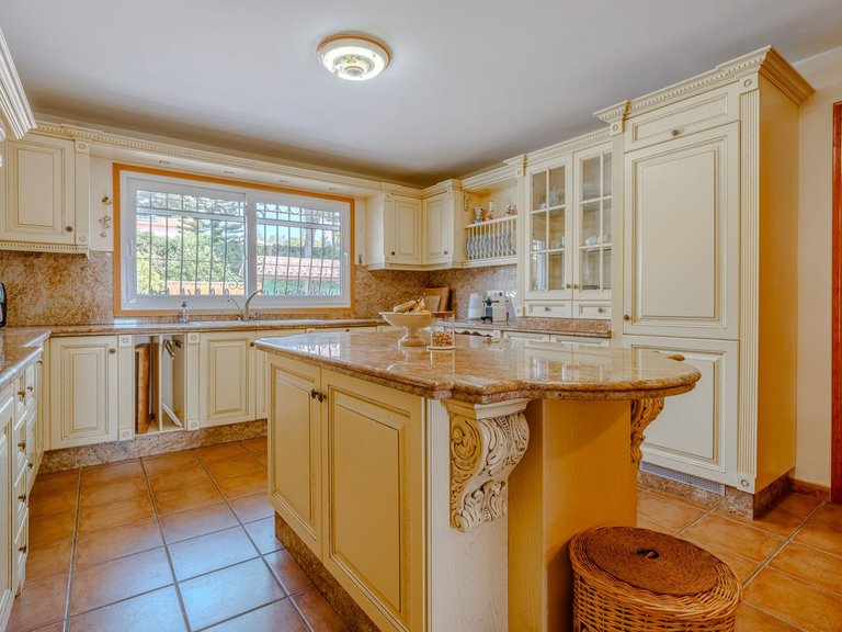 Villa for Sale in El Paraiso, Malaga 13