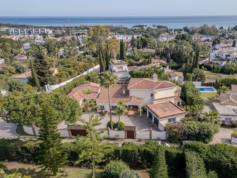 Villa for Sale in El Paraiso, Malaga 2