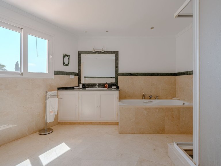 Villa for Sale in El Paraiso, Malaga 29