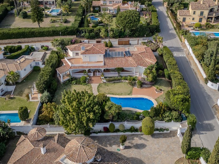 Villa for Sale in El Paraiso, Malaga 3