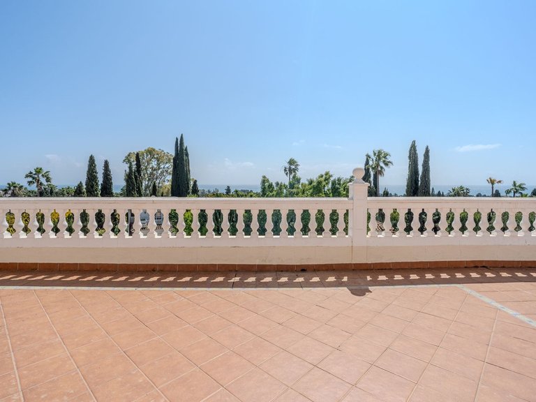 Villa for Sale in El Paraiso, Malaga 30