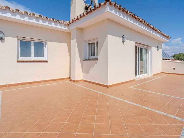 Villa for Sale in El Paraiso, Malaga 32