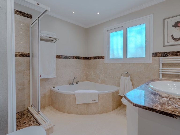 Villa for Sale in El Paraiso, Malaga 40