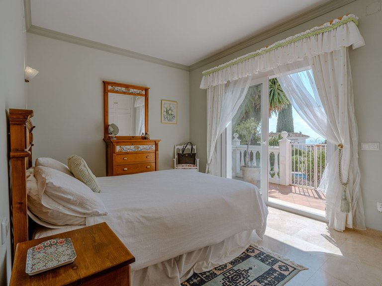 Villa for Sale in El Paraiso, Malaga 44