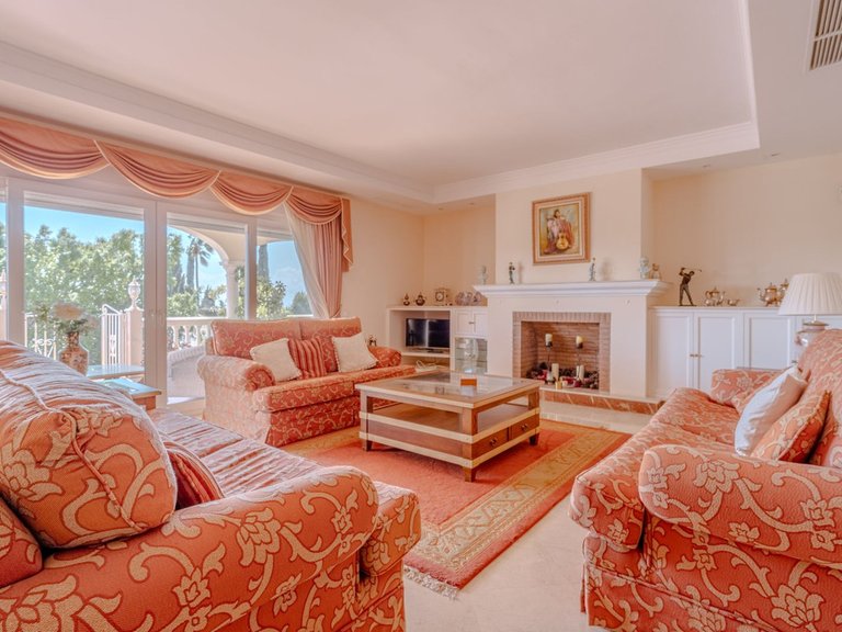 Villa for Sale in El Paraiso, Malaga 5