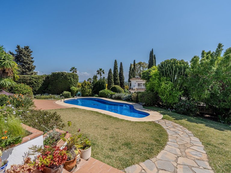 Villa for Sale in El Paraiso, Malaga 55