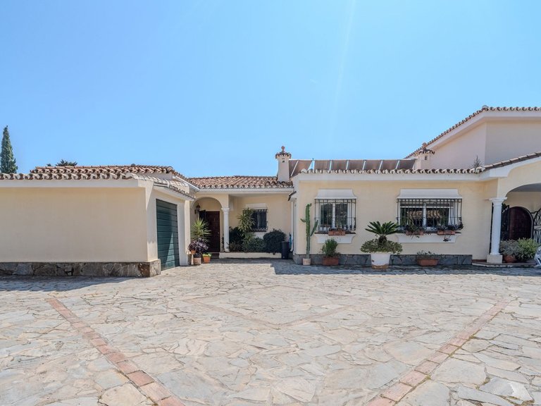 Villa for Sale in El Paraiso, Malaga 56