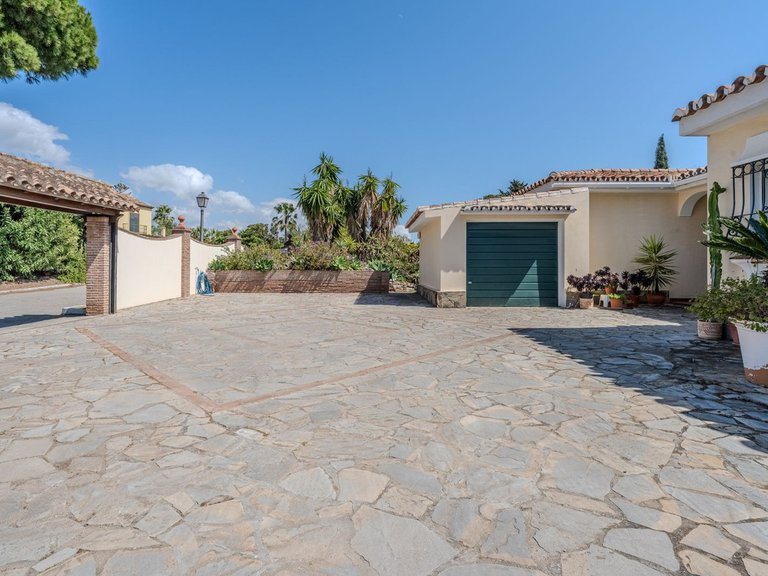 Villa for Sale in El Paraiso, Malaga 57