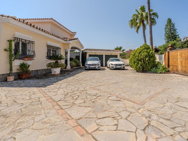 Villa for Sale in El Paraiso, Malaga 58
