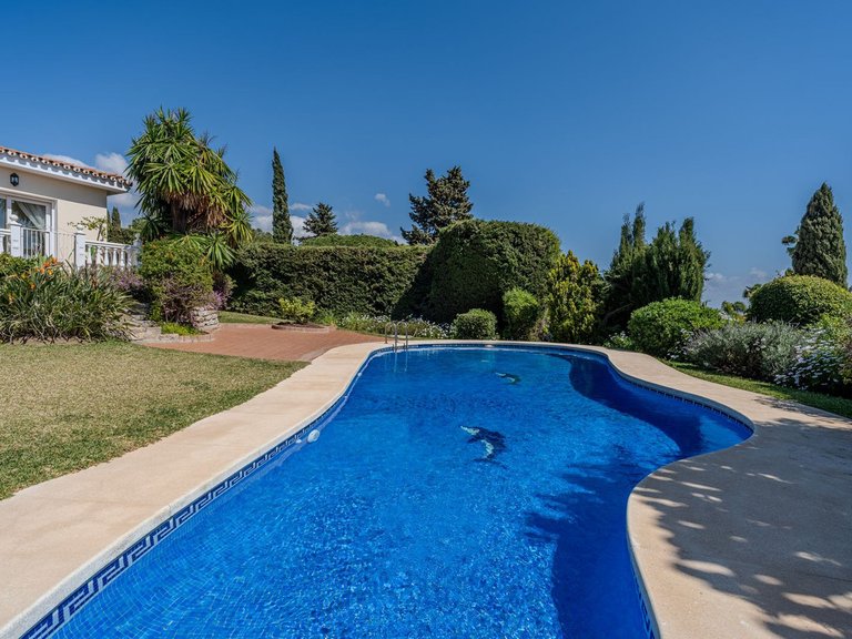 Villa for Sale in El Paraiso, Malaga 59