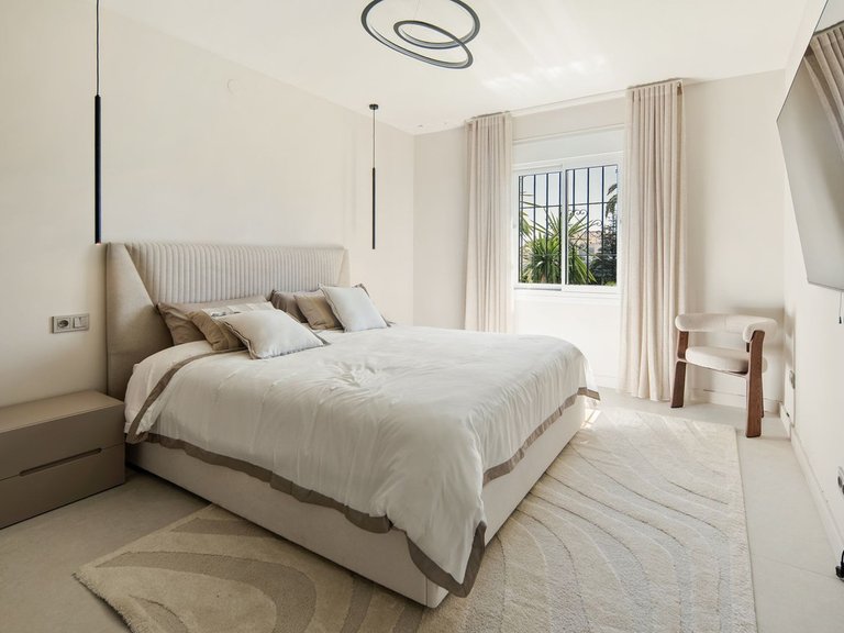 Apartment for Sale in Nueva Andalucía, Malaga 16