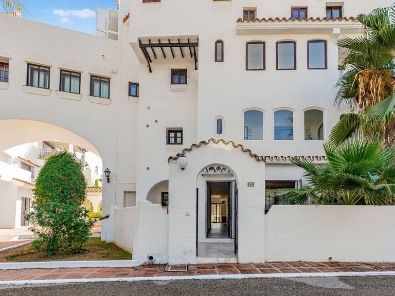 Apartment for Sale in Puerto Banús, Malaga 2