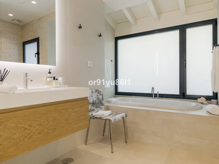 Villa for Sale in The Golden Mile, Malaga 11
