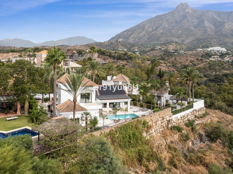 Villa for Sale in The Golden Mile, Malaga 2