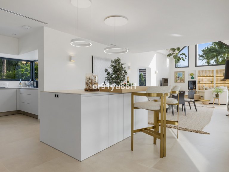 Villa for Sale in The Golden Mile, Malaga 6