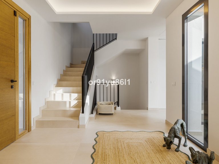 Villa for Sale in The Golden Mile, Malaga 9