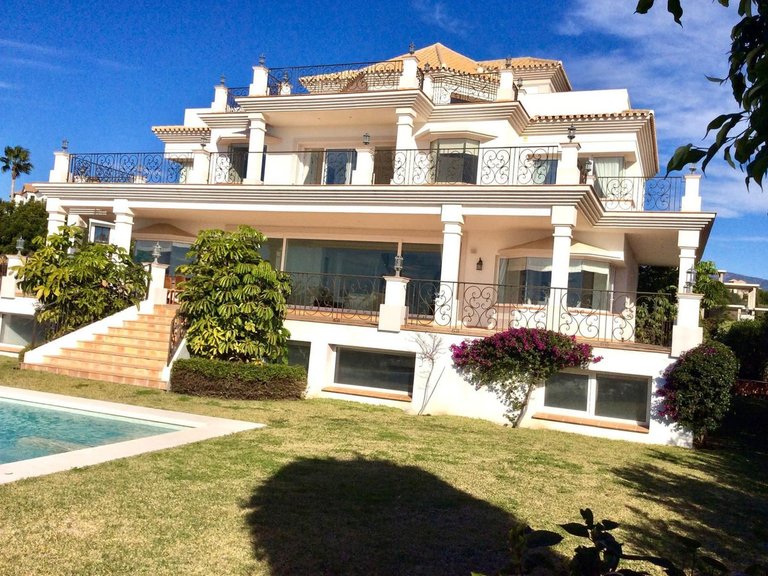 Villa for Sale in Los Flamingos, Malaga 1