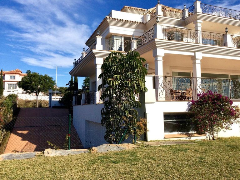 Villa for Sale in Los Flamingos, Malaga 3
