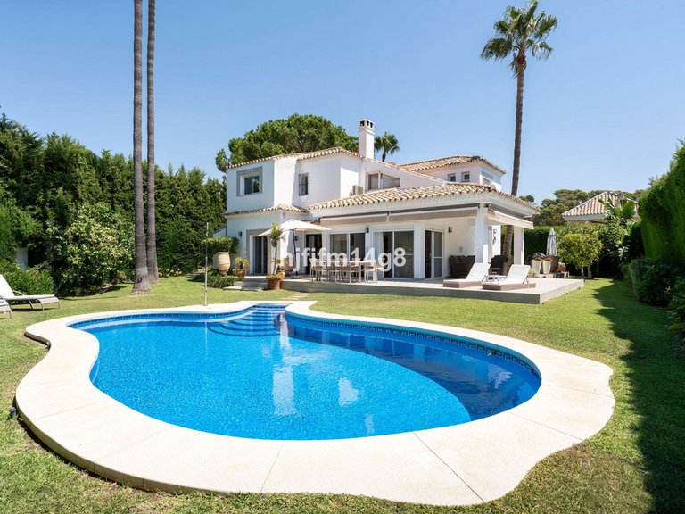 Villa for Sale in Nueva Andalucía, Malaga 1