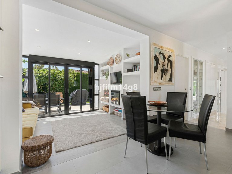 Villa for Sale in Nueva Andalucía, Malaga 10