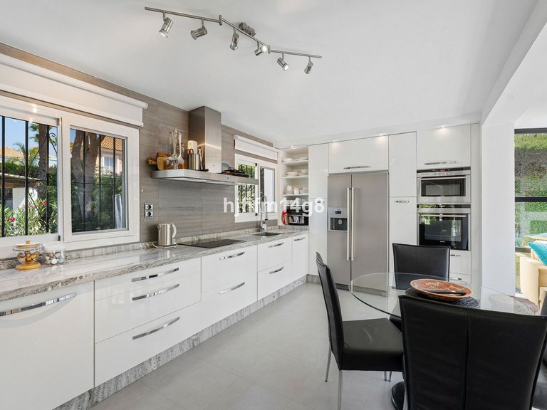 Villa for Sale in Nueva Andalucía, Malaga 11