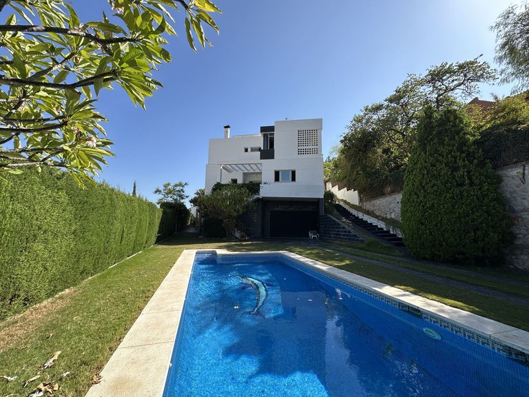 Villa for Sale in Cerrado De Calderón, Malaga 1