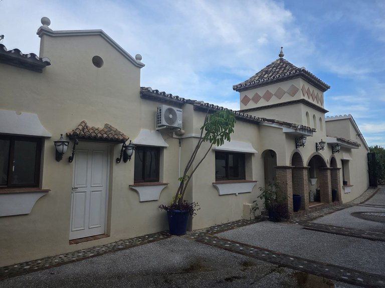 Villa for Sale in El Paraiso, Malaga 1