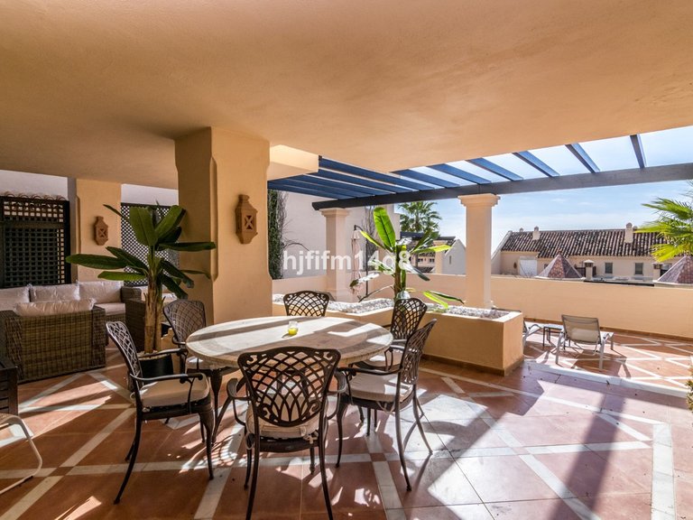Apartment for Sale in Nueva Andalucía, Malaga 1