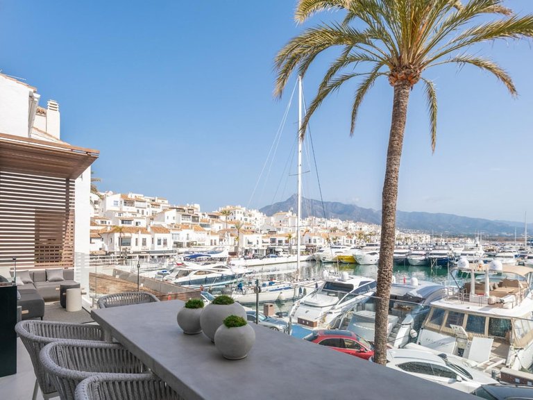 Apartment for Sale in Costa del Sol, Puerto Banús, Malaga 1
