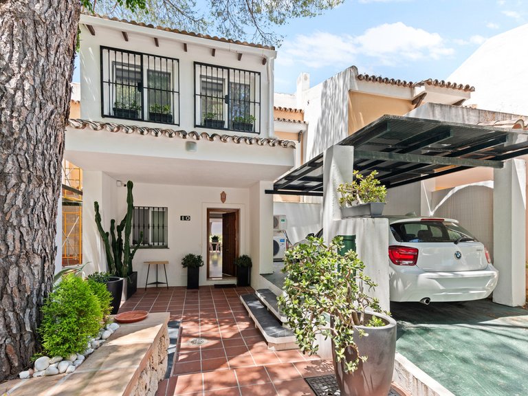 Villa for Sale in La Quinta, Malaga 1