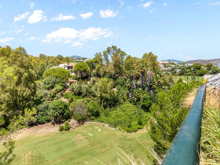 Villa for Sale in La Quinta, Malaga 11