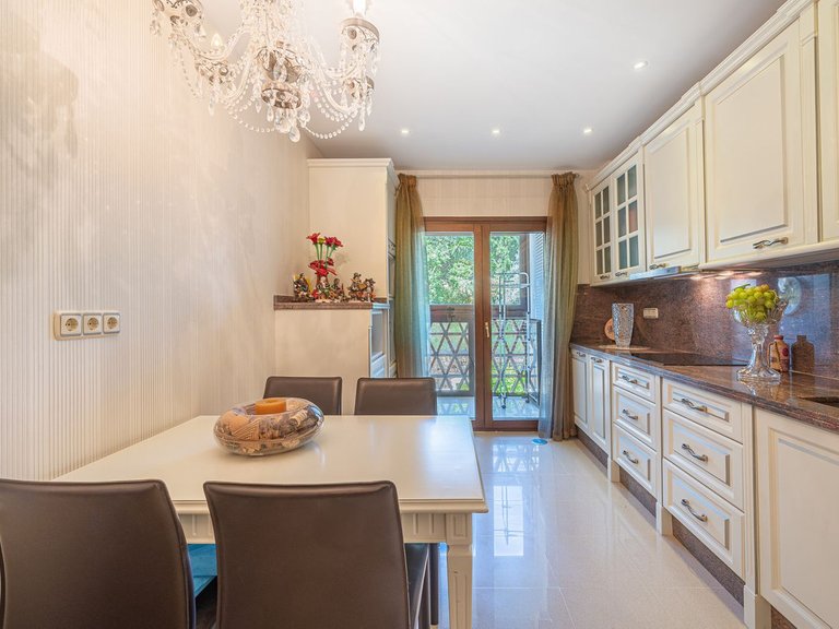 Apartment for Sale in The Golden Mile, Malaga 25