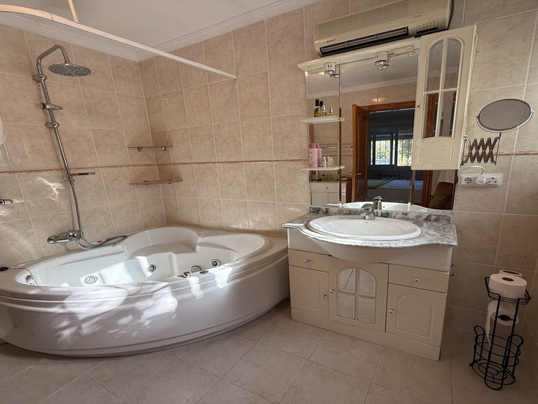 Villa for Sale in Alhaurín De La Torre, Malaga 12