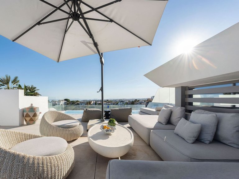 Villa for Sale in Nueva Andalucía, Malaga 1