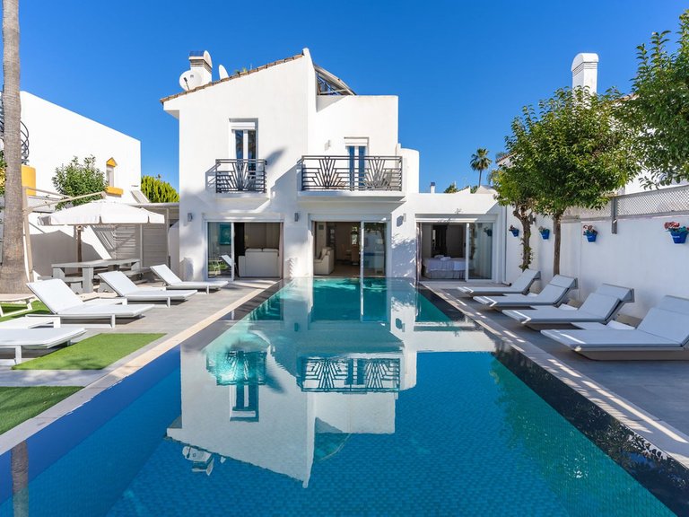 Villa for Sale in Estepona, Malaga 1