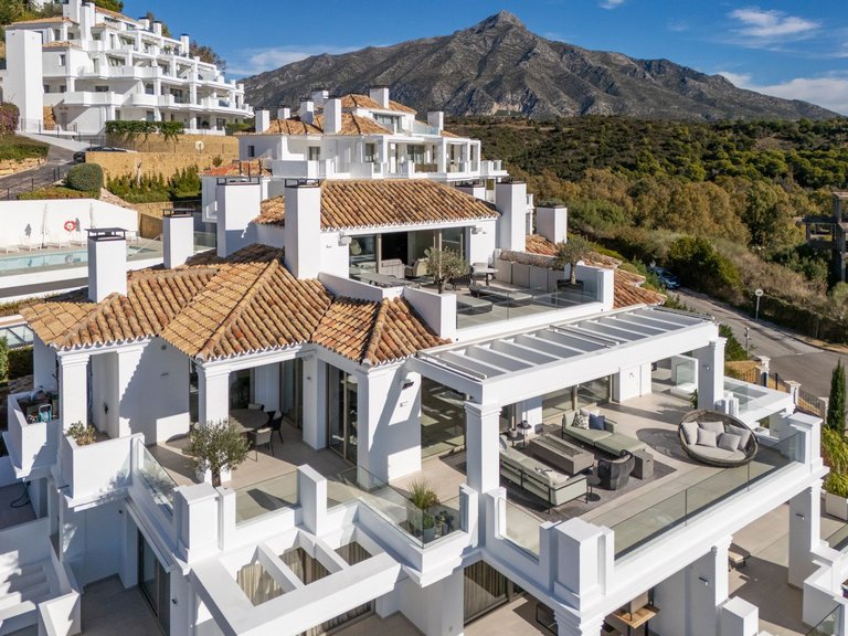 Villa for Sale in Nueva Andalucía, Malaga 1