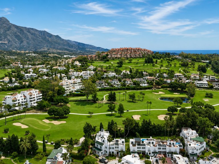 Villa for Sale in Nueva Andalucía, Malaga 1