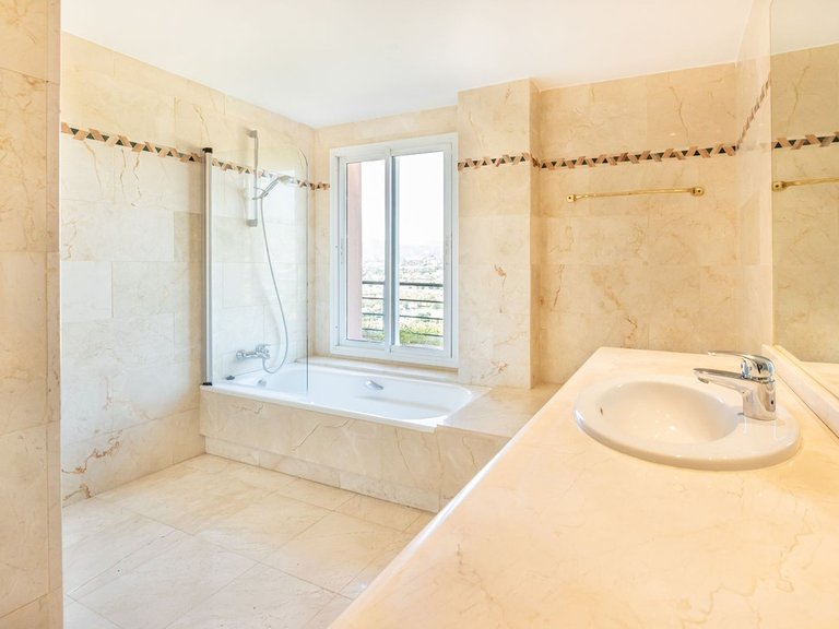 Penthouse for Sale in Nueva Andalucía, Malaga 32