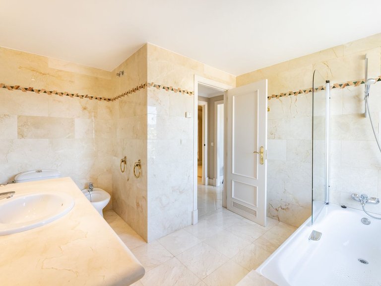 Penthouse for Sale in Nueva Andalucía, Malaga 33