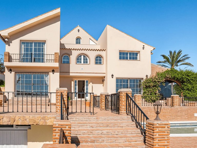 Villa for Sale in Estepona, Malaga 2
