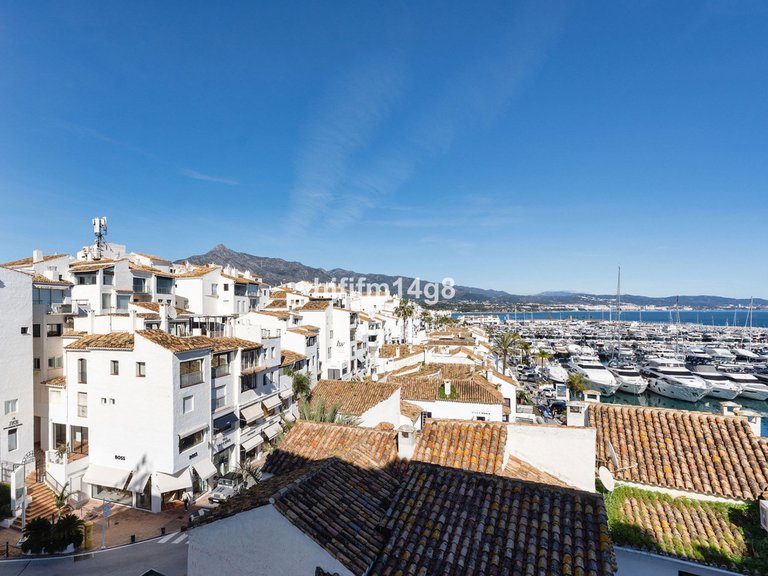 Apartment for Sale in Puerto Banús, Malaga 1