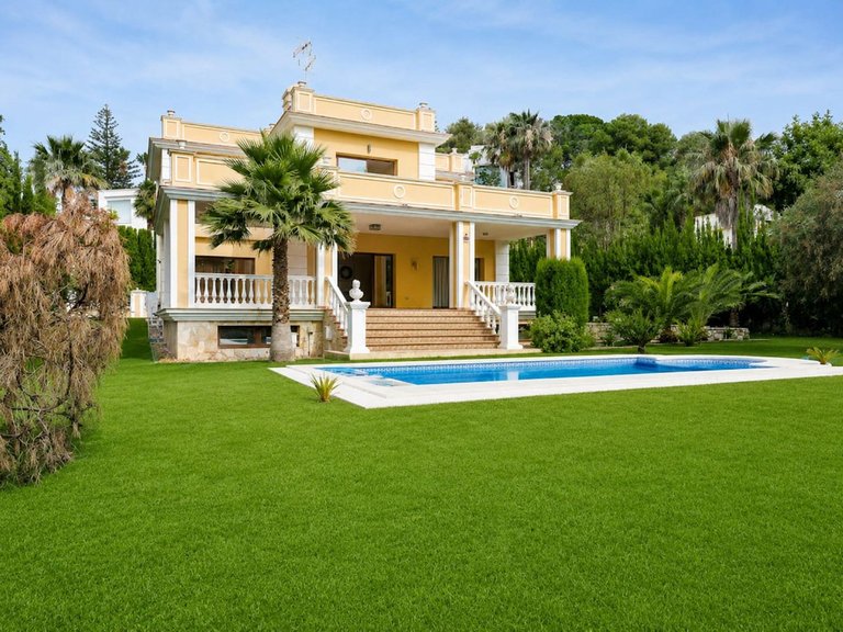 Villa for Sale in Hacienda Las Chapas, Malaga 1