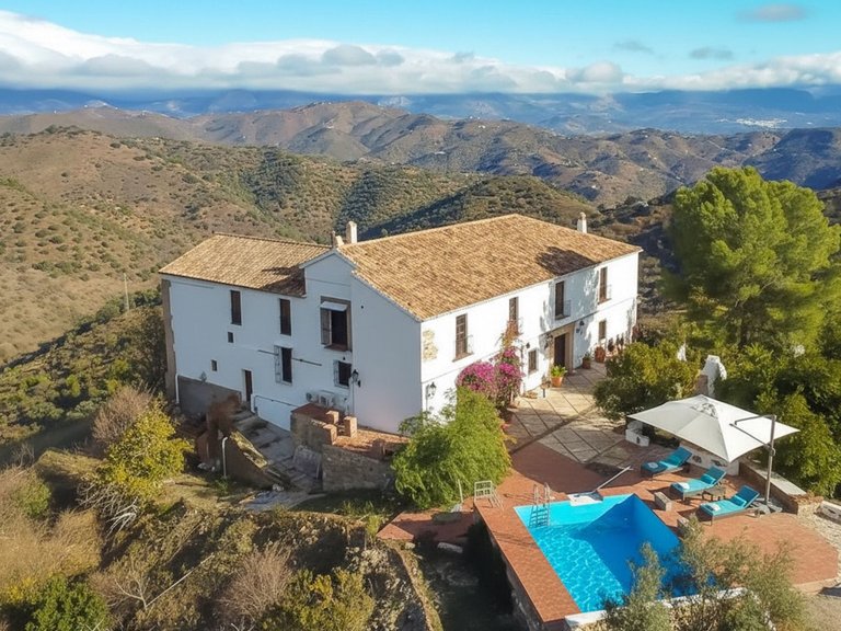 Villa for Sale in Montes De Málaga, Malaga 1