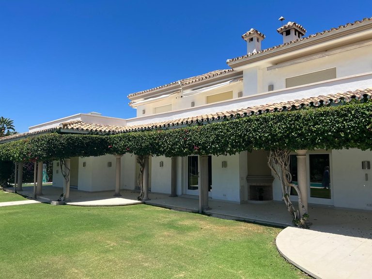 Villa for Sale in New Golden Mile, Malaga 1